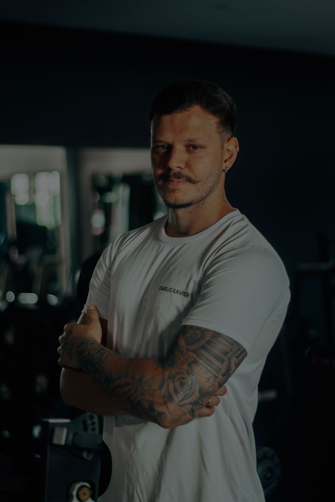 Darlis Xavier de braços cruzados na academia
